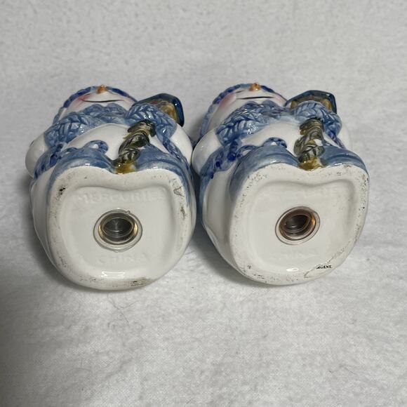 Ceramic Snowman Salt and Pepper Shakers New Without Box Plugs on Bottom - Picture 4 of 4